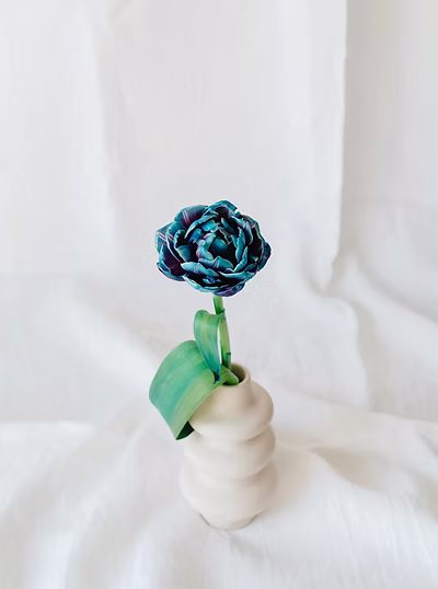 Imagem de uma flor azul num vaso