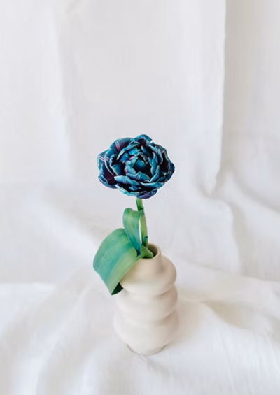 Imagem de uma flor azul num vaso