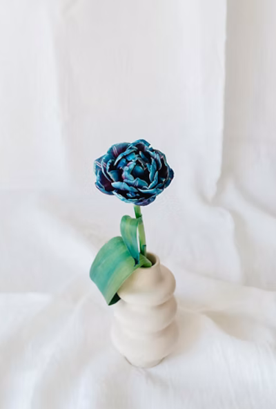 Imagem de uma flor azul num vaso