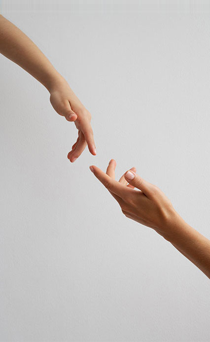 Duas mãos humanas a se aproximarem uma da outra
